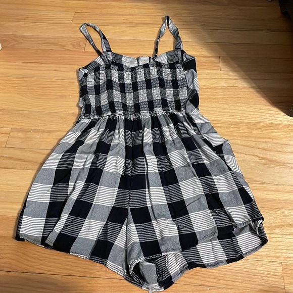 Black, white and grey romper size medium from hollister - Picture 2 of 3